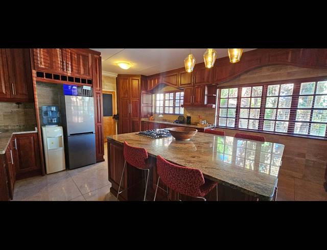 5 BEDROOM FREESTANDING FOR SALE IN SAFARI GARDENS